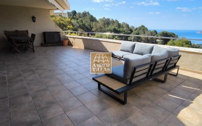 Precioso y acogedor apartamento con vistas panorámicas al mar y las montañas.